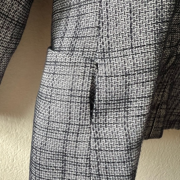 Tahari | Blue and Gray Blazer with Fitted Silhouette | Size Medium - Picture 5 of 6